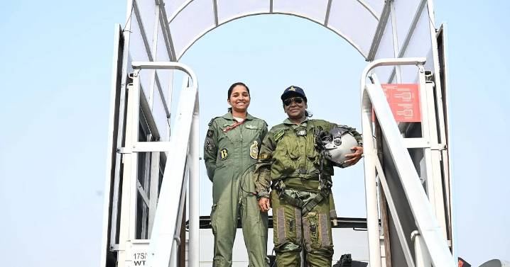 Prez Murmu poses with Rafale's first woman pilot Shivangi Singh