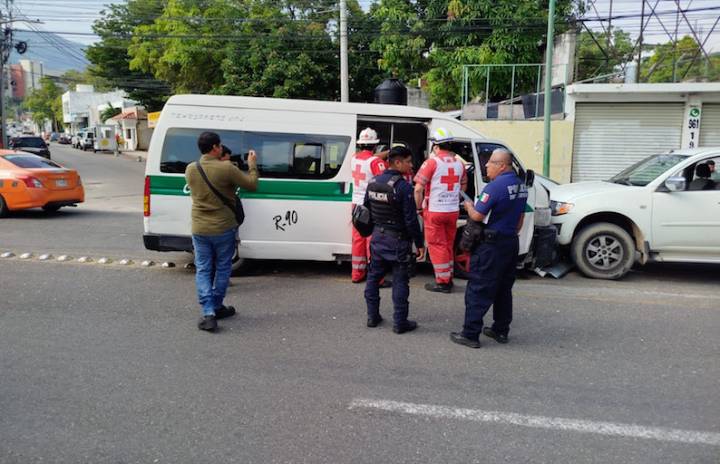 Choque de transporte público deja cinco heridos