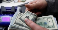 Dólar cae $10 arrastrado por persistente escalada del cobre