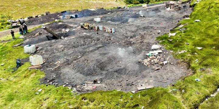 Escándalo ambiental en Bogotá: descubren quema ilegal de madera y residuos tóxicos en área protegida de Ciudad Bolívar