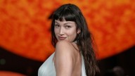Úrsula Corberó exhibió su embarazo en su llegada al desfile de Chanel en la Semana de la Moda de París