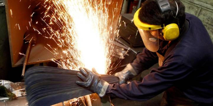 Cuántas empresas cerraron en el último año y qué rubros fueron los más golpeados: los números tras la “motosierra” de Milei