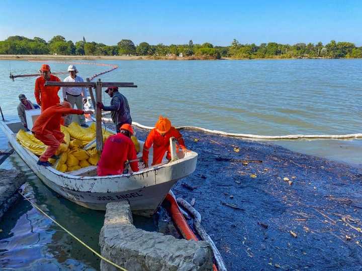 Gobierno limpia río contaminado por derrame de hidrocarburo en Veracruz