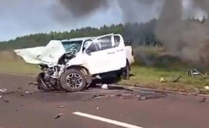 Cuatro muertos por un choque en Corrientes: una de las camionetas se prendió fuego al costado de la ruta