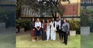 Samarios impulsan innovación social en España gracias a becas internacionales Felipe Cermeño, Auris Contreras Peña y Ana Salas participan en un programa académico internacional de la Fundación Carolin