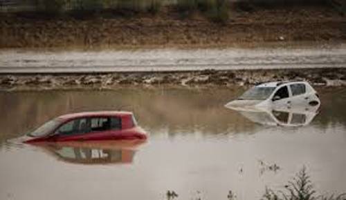 Temporal en España causa inundaciones que dejan atrapadas a personas en vehículos y bajos
