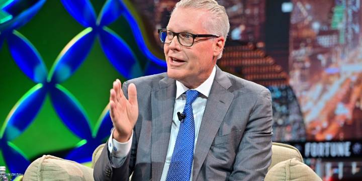 Delta CEO Ed Bastian says one key to building customer loyalty is 'obsessing' over your own staff
