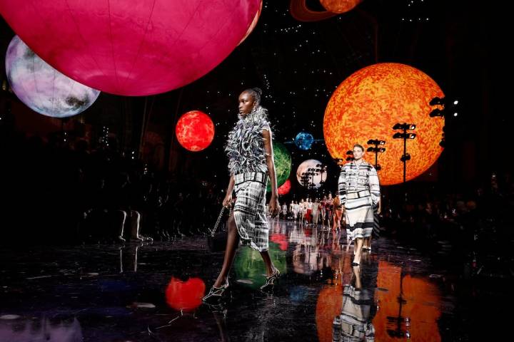 El mundo de la moda enloqueció con el primer desfile de Matthieu Blazy para Chanel y aplaudió de pie