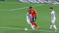 A España le birlan una falta y un penalti en una misma acción: la insólita resolución del VAR