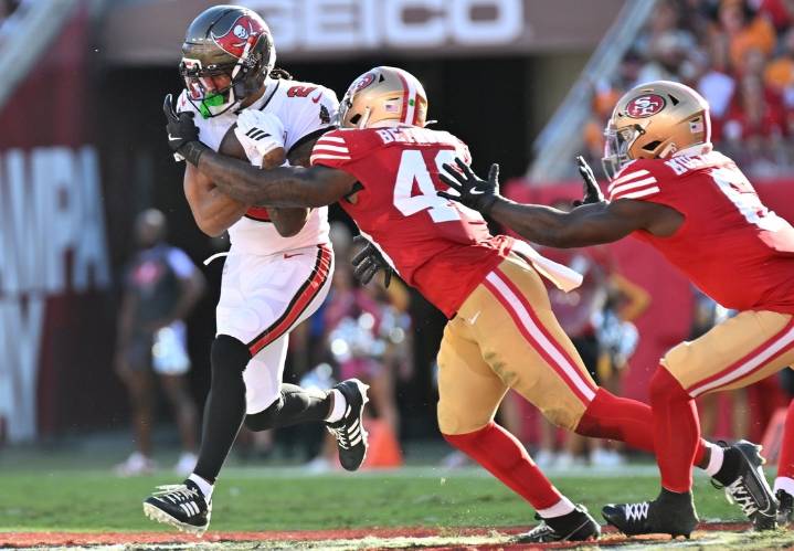 Deadspin | Bucs' Emeka Egbuka (hamstring) leaves 49ers game, ruled out