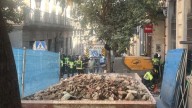 Los vecinos de la calle Hileras intentan recuperar la normalidad tras el derrumbe mortal: “Esto parece una atracción turística”