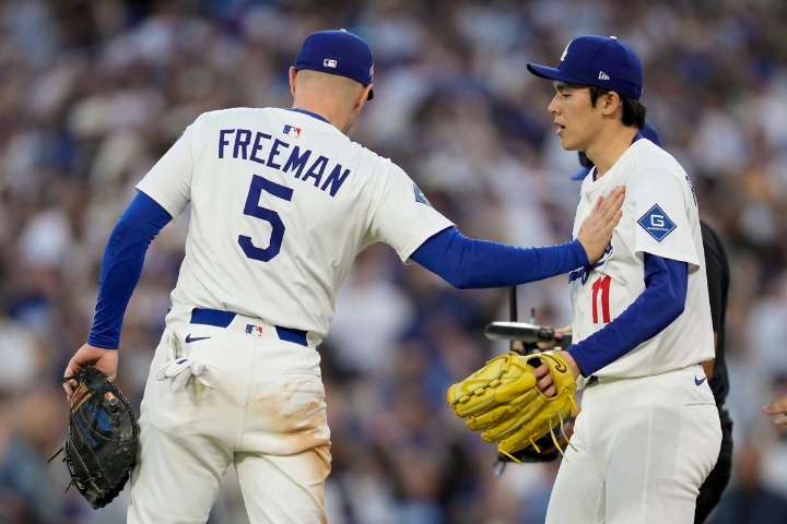 Dodgers vencen a Cerveceros y están a una victoria de la Serie Mundial para refrendar título