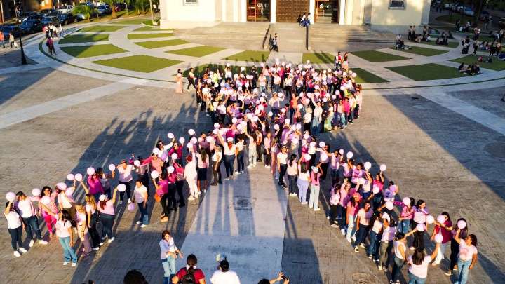 En Monagas realizan lazo humano rosa por la lucha contra el cáncer de mama