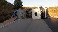 Vuelca un camión cargado de arcilla en la TE-39 entre Seno y Cuevas de Cañart