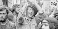 Revolución musical, una carpeta de dibujos y activismo por la paz: la vida de John Lennon, a 85 años de su nacimiento
