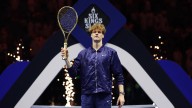 Primero a Nadal y ahora a Sinner: el Six Kings Slam le regala una raqueta de oro de 250.000 euros