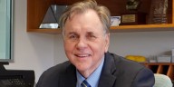 La historia de Barry Marshall, el médico que bebió una peligrosa bacteria para demostrar su teoría y ganó el Nobel de Medicina