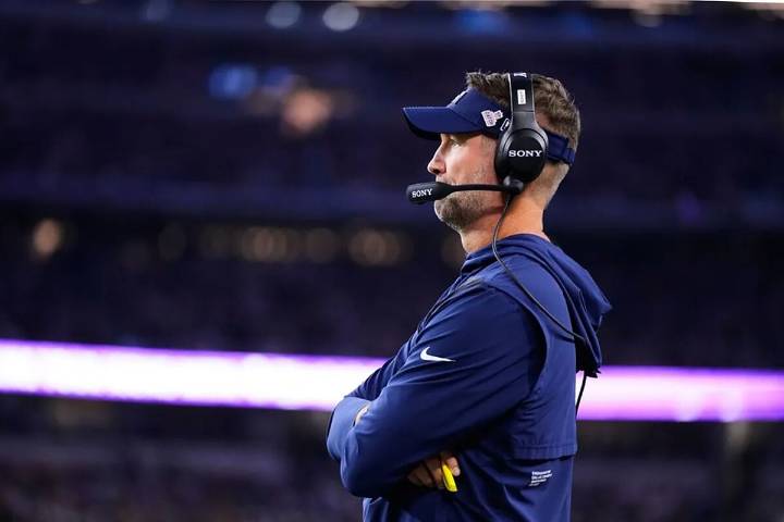 Aficionados de los Cowboys llaman cobarde a Brian Schottenheimer por una "insólita" decisión contra los Broncos