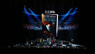 Milei presenta su nuevo libro y da concierto de rock en medio de una fuerte crisis política en Argentina