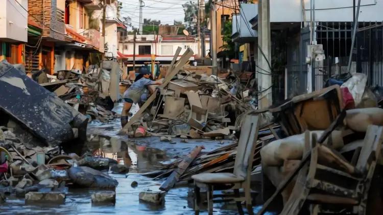 Deslaves e inundaciones en México dejan 72 muertos...