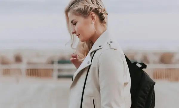¿Qué significa cuando caminas con la mirada hacia abajo?
