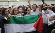 Los seis mexicanos de la flotilla detenidos por Israel aterrizan en Ciudad de México