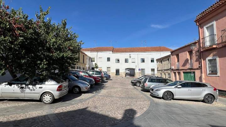 Vecinos de la Ciudad Monumental de Cáceres ante la falta de aparcamiento: "He llegado a estar 45 minutos para encontrar sitio"