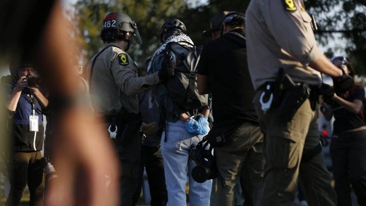 Illinois: acusan a una candidata progresista al Congreso de dos cargos federales por agredir a agentes del ICE