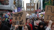 Miles de personas protestan en todo Estados Unidos contra las políticas de Donald Trump: 'No queremos reyes'