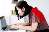 Joroba tecnológica: malas posturas en uso de dispositivos incrementan casos en jóvenes