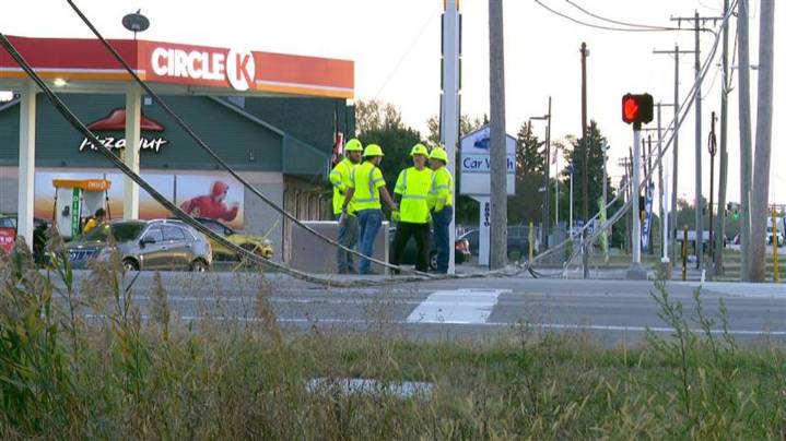 Route 795 in Perrysburg Township reopens after garbage truck hits internet cables