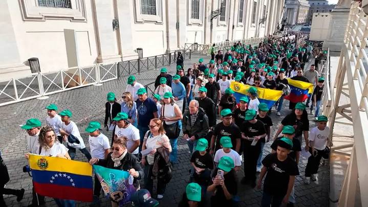 Miles de venezolanos asisten al Vaticano para honrar a sus primeros santos