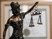 A la justicia no le importan los derechos de las víctimas, pero tampoco del acusado