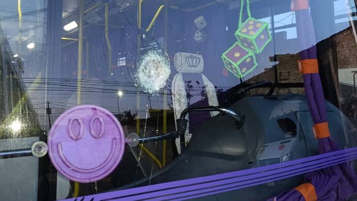 Atacaron a piedrazos a un colectivo de El Chumbito cuando trasladaba más de 30 menores de edad