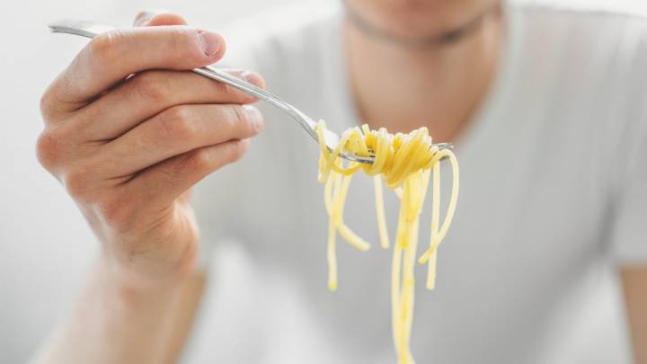 ¿Por qué recomiendan comer los fideos, papas y arroz después de haberlos dejado en el refrigerador?