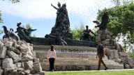 Duró solo un día limpia: Así quedó la recién restaurada Fuente Alemana del Parque Forestal tras ser vandalizada con rayados