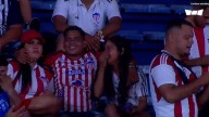 Hombre en Colombia es captado por kiss cam y sorprende al estadio al besar a dos mujeres