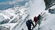 Una tormenta sin precedentes dejó a cientos de excursionistas varados en el Everest: las impactantes imágenes del rescate