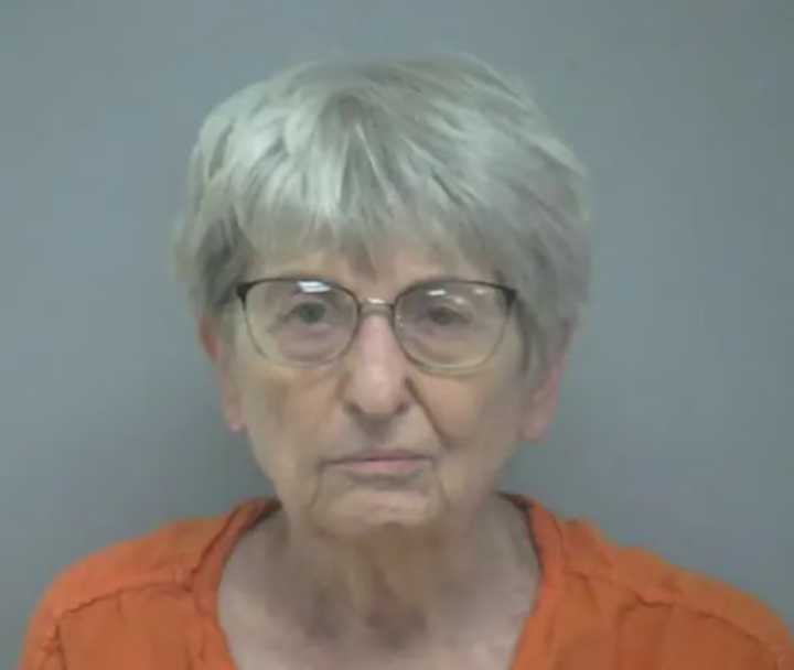 Mujer de 82 años fue arrestada por matar a su esposo de un disparo en Estados Unidos