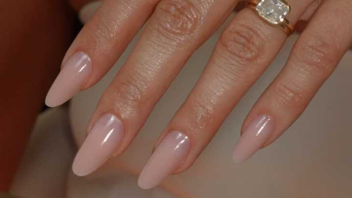 5 diseños de uñas minimalistas que las mujeres elegantes adoran porque estilizan las manos