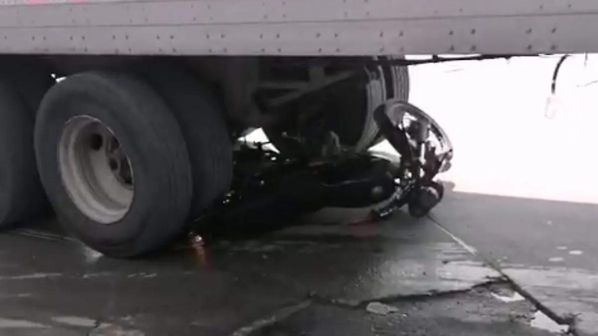 Motocicleta es arrollada por un trailer en Mazatlán