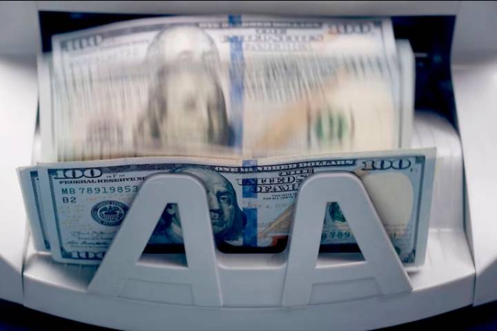 El dólar oficial subió casi $100 en la semana, cerró a $1.450 y el Tesoro contuvo la escalada