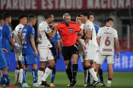 "No podés cobrar eso, hermano". Castigo y polémica: Lanús ganaba 2-0, pero la U de Chile le empató de penal a los ¡99 minutos!