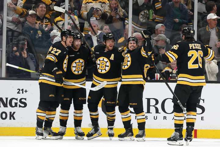 Bruins shake slow start, dump Islanders