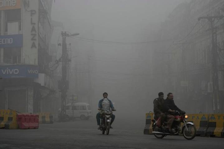 Pakistan uses anti-smog guns to fight air pollution in its cultural capital – Winnipeg Free Press