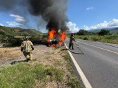 SOFOCAN LOS BOMBEROS ESTATALES INCENDIO DE VEHÍCULO