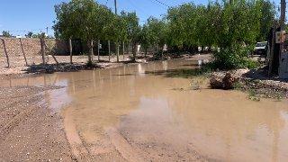 Preocupación en barrio Los Cerros por desborde de acequias y posible foco infeccioso
