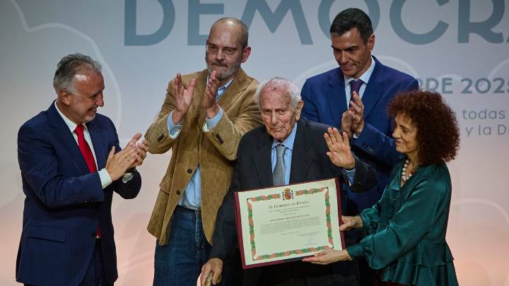 Sánchez usa las víctimas del franquismo para atacar el revisionismo de PP y Vox