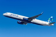 Vuelo de Cancún aterriza de emergencia en Florida; hay tres heridos