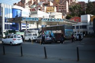 Bolivia opera con el combustible "al límite" por la falta de divisas, según el Gobierno